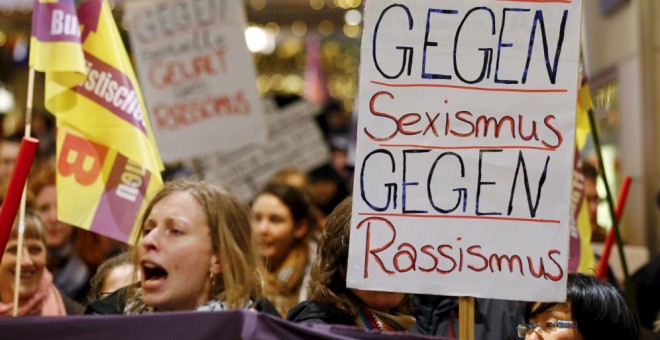 Mujeres alemanas durante una manifestación en Colonia contra las agresiones y el racismo. REUTERS