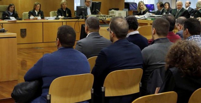 Los quince procesados por la tragedia del Madrid Arena, con el empresario Miguel Ángel Flores a la cabeza, en el banquillo de los acusados en el inicio del juicio en la Audiencia Provincial de Madrid. /EFE