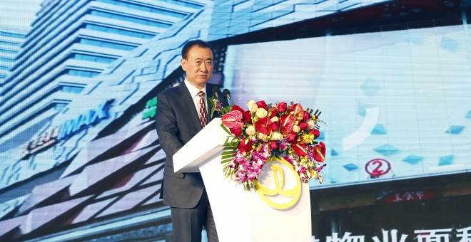 El presidente de Dalian Wanda Group, Wang Jianlin, interviene en el acto de la firma de la compra de los estudios Legendary Entertainment, en Pekín. REUTERS/China Daily