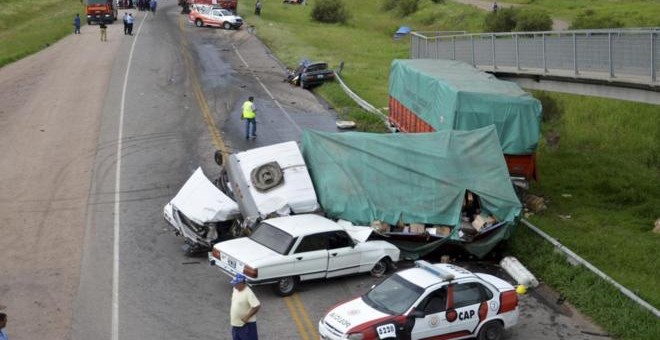 Imagen del accidente que ha tenido lugar este martes en la localidad de Villa Costa Canal. /AFP