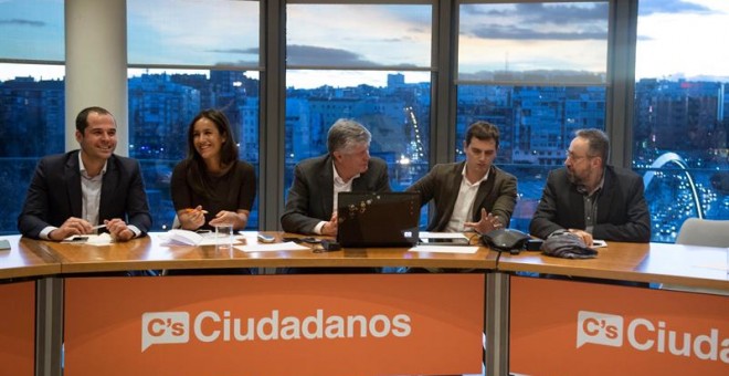 El presidente de Ciudadanos, Albert Rivera, junto al secretario general, Matías Alonso, al portavoz en la Asamblea de Madrid, Ignacio Aguado, a la portavoz del Ayuntamiento de Madrid, Begoña Villacís, y al secretario de Organización, Fran Hervías. EFE