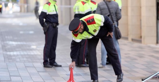 Mossos d'esquadra recogen pruebas en el lugar donde un hombre ha matado esta mañana a tiros a una mujer en plena calle en la población de Vila-seca (Tarragona) y posteriormente se ha suicidado. EFE/Jaume Sellart