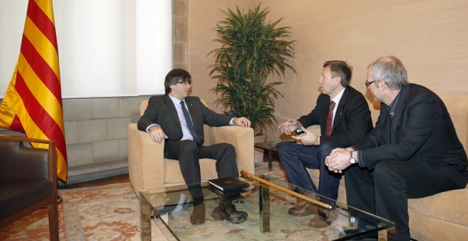 El presidente de la Generalitat, Carles Puigdemont, ha recibido al alcalde de Artesa de Lleida, Pere Puiggros y al primer teniente de alcalde Benjami Mor, en su primer acto ofIcial como nuevo jefe del Govern. EFE/Andreu Dalmau