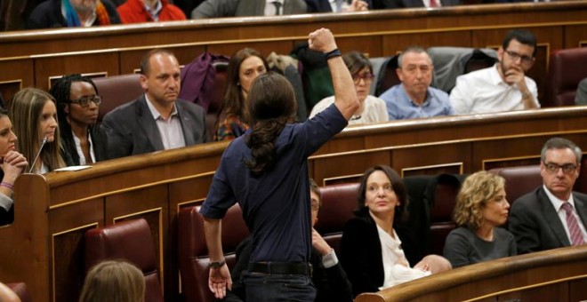 El líder de Podemos, Pablo Iglesias, promete acatar la Constitución durante su toma de posesión como parlamentario del Congreso en la a sesión constitutiva de la Cámara Baja, que ha inaugurado hoy la XI Legislatura. Iglesias ha utilizado para ello además