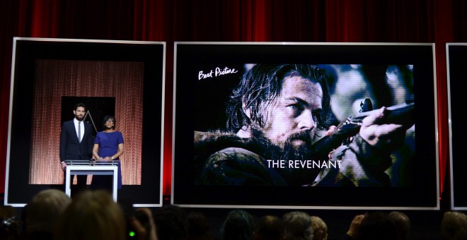 El actor estadounidense John Krasinski y la presidenta de la Academia de Hollywood, Cheryl Boone Isaacs, durante el anuncio de las candidaturas a los premios Óscar en el Samuel Goldwyn Theater de Beverly Hills, California (EEUU). EFE/PAUL BUCK