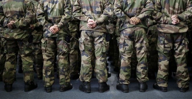 Estudiantes militares se presentan antes de que el ejército francés le desee el Año Nuevo al presidente francés, Francois Hollande en la escuela de oficiales de Saint- Cyr Coetquidan en Guer, Bretaña, 14 de enero de 2016. REUTERS / Stephane Mahe