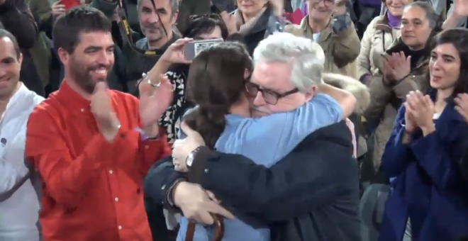 Manuel Monereo se abraza con Pablo Iglesias durante el mitin de Podemos en la Caja Mágica de Madrid