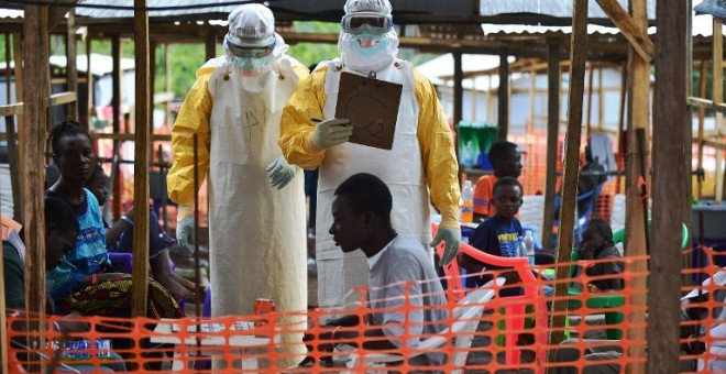 Foto de archivo de personal de Médicos sin Fronteras con protección especial en una zona con contagiados de ébola en Sierra Leona. /AFP