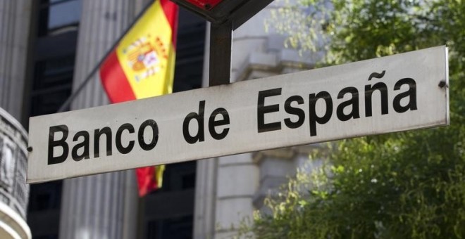 El letrero de la boca de metro de Banco de España, junto a su sede en Madrid. REUTERS