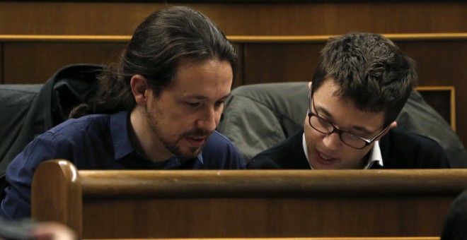 El líder de Podemos Pablo Iglesias junto al número dos del partido Íñigo Errejón, en sus escaños del Congreso en la sesión constitutiva de la XI Legislatura. EFE/J.J Guillén