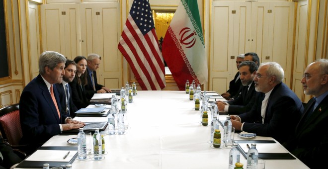 A la izquierda, John Kerry, secretario de Estado de EEUU, y el ministro de Irán de Asuntos Exteriores, Mohammad Javad Zarif, se reúnen en Viena. / REUTERS