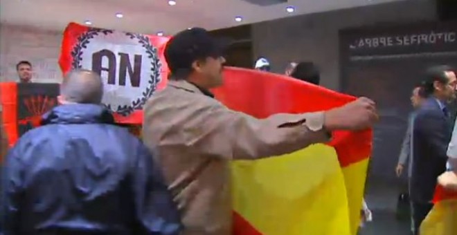 Imagen de video del asalto de un grupo de ultraderecha a la librería Blanquerna, en Madrid, en septiembre de 2013, en la Diada.