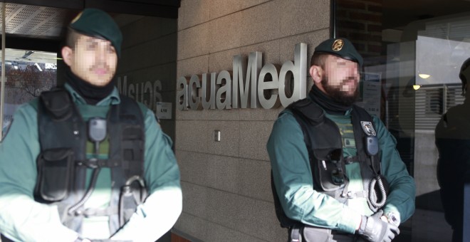 Agentes de la Guardia Civil vigilan en la entrada de la empresa Aguas de las Cuencas Mediterráneas (Acuamed), dependiente del Ministerio de Agricultura y Medio Ambiente. EFE/Víctor Lerena