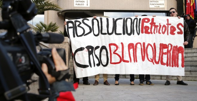 Simpatizantes de los quince ultras que asaltaron el centro cultural Blanquerna de Madrid durante la Diada de 2013, a las puertas de de la sección 30 de la Audiencia Provincial de Madrid donde se inicia el juicio contra ellos, para quienes la Fiscalía pide