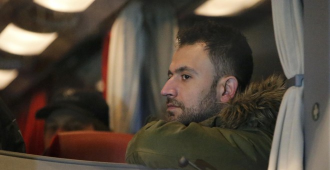 Un refugiado se sienta dentro de un autobús que llega desde la ciudad bávara de Landshut al edificio Cancillería en Berlín. REUTERS