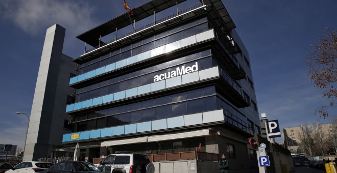 Un agente de la Guardia Civil española se sitúa en la entrada de la empresa contrato de agua estatal Acuamed en Madrid. REUTERS