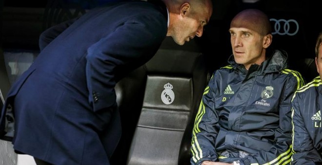 Zidane conversa con Bettoni en el encuentro de Liga entre el Real Madrid y el Sporting de Gijón. /EFE