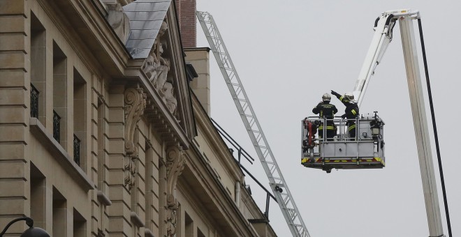 Bomberos intentan sofocar el incendio desatado en el hotel Ritz de París./REUTERS