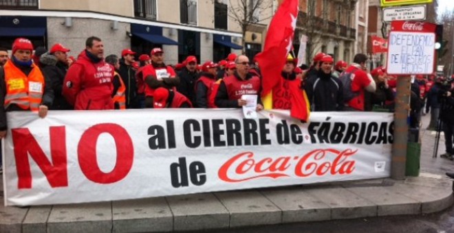 Los sindicatos siguen en contra de lo que denominan despidos inducidos. En la imagen, trabajadores de Coca-Cola en una protesta en Madrid. EFE