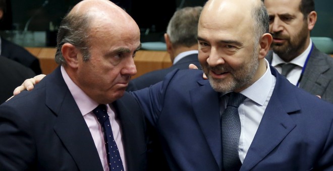 El ministro de Economía de España de Guindos y el comisario europeo Moscovici asisten a una reunión de ministros de Finanzas de la zona euro en Bruselas