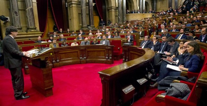 El presidente de la Generalitat, Carles Puigdemont, durante una de sus inetrvenciones en el pleno del Parlament de Catalunya./ EFE
