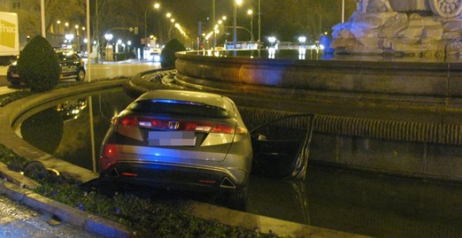 Imagen del coche metido en la fuente de la Cibeles./ POLICÍA DE MADRID