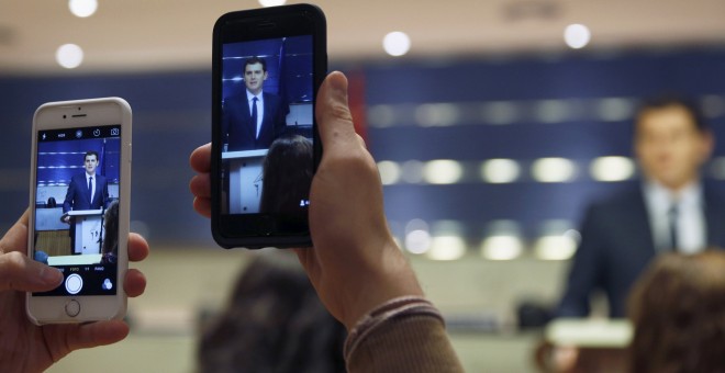 Los periodistas sacan fotos al líder de Ciudadanos, Albert Rivera, durante su rueda de prensa en el Congreso.-REUTERS