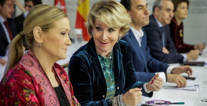 La presidenta del PP madrileño, Esperanza Aguirre (2i), conversa con la presidenta de la Comunidad de Madrid, Cristina Cifuentes (i), durante la reunión de la Junta Directiva del PP regional. /EFE