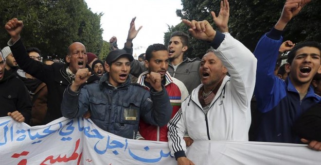 Un grupo de manifestantes participa en una marcha para reclamar trabajo y mejoras regionales al Gobierno de Túnez.- EFE