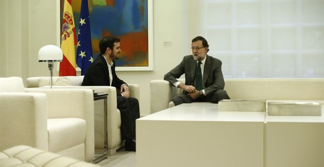 Alberto Garzón y Mariano Rajoy, en su encuentro en La Moncloa, tras las elecciones del 20-D. E.P.