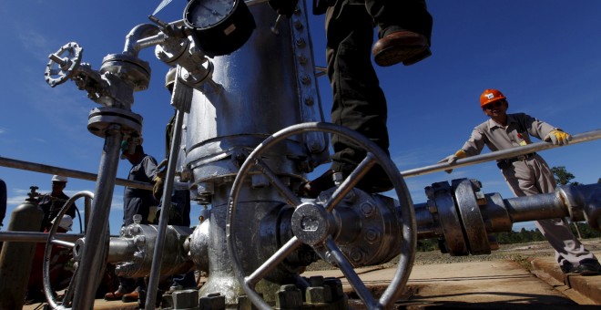 Trabajadores de una plataforma petrolífera en Indonesia. REUTERS/Beawiharta