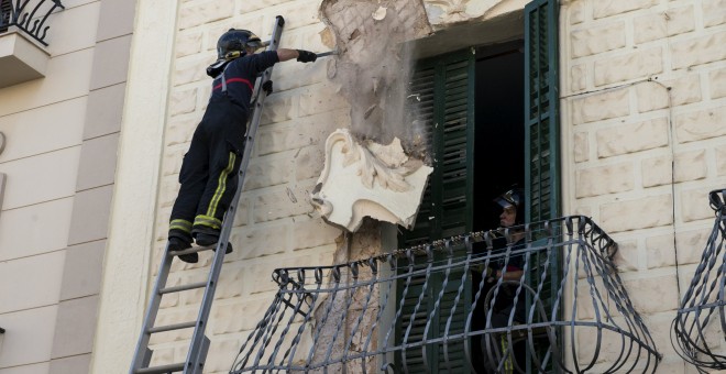 Un bombero reitra parte de un edificio dañano en Melilla tras el terremoto de 6,3 en el Mar de Alborán. REUTERS/Jesus Blasco de Avellaneda
