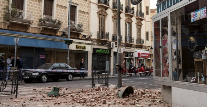 Los restos de la fachada de un edificio en una calle de Melilla, España, tras el fuerte terremoto de magnitud 6,3 que sacudió la costa sur de España. REUTERS/Jesus Blasco de Avellaneda