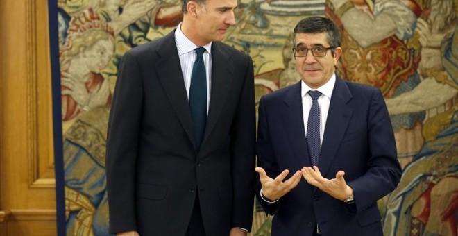 El rey Felipe VI posa con el presidente del Congreso, Patxi López, en la Zarzuela. / EFE