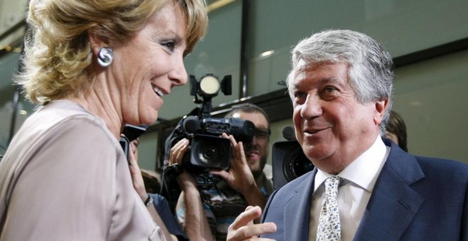 Esperanza Aguirre, cuando era presidenta de la Comunidad de Madrid, con el empresarios Arturo Fernández. EFE