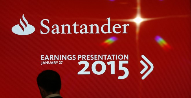 Un hombre pasa por delate del cartel que anuncia la presentación de los resultados anuales del Banco Santander. REUTERS/Sergio Perez