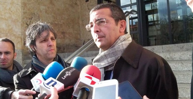 Fermín Guerrero, abogado de Raquel Gago, con los periodistas tras una de las sesiones del juicio por la muerte de Isabel Carrasco. E.P.