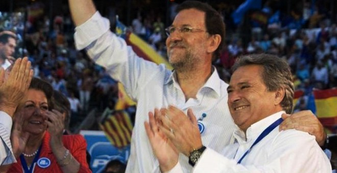Rajoy saluda junto a Alfonso Rus en un mitin del PP en 2007.-EFE