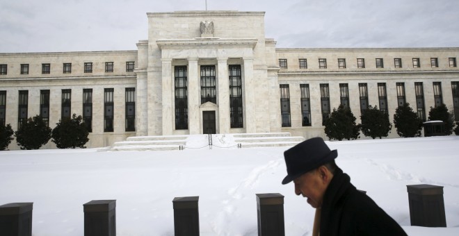 Un hombre camina por la nieve caida con el último temporal en EEUU, frente al edificio de la Reserva Federal en Washington. REUTERS/Jonathan Ernst