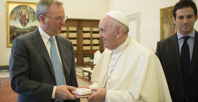 El director ejecutivo de Google, Eric Schmidt, en una reciente audiencia privada con el Papa Francisco en el Vaticano. REUTERS/Osservatore Romano