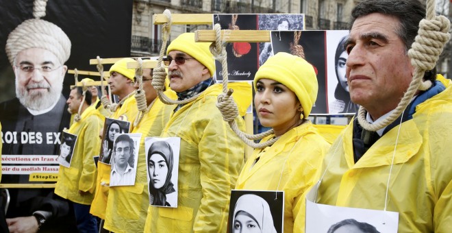 Participantes en la manifestación en París en protesta por la visita dwel presidente de Irán, Hassan Rohani. REUTERS/Jacky Naegelen