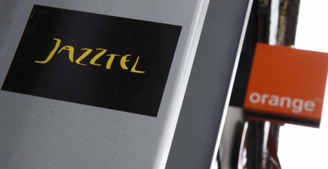 Los logos de Jazztel y de Orante, en sendas tiendas del centro de Madrid. REUTERS