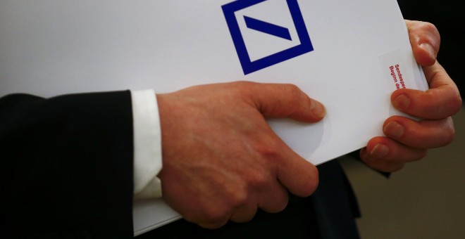 Un empleado sostiene una carpeta con el logo de Deutsche Bank durante la presentación de los resultados anuales del primer banco alemán REUTERS/Kai Pfaffenbach