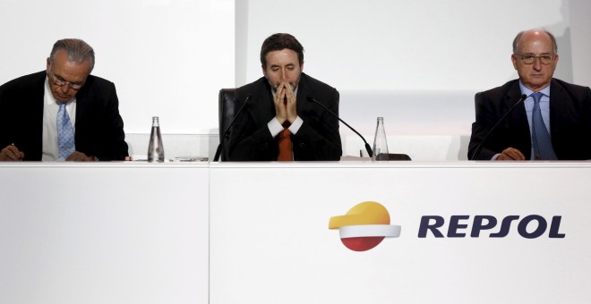 El presidente de Caixabank y de Repsol, Isidre Fainé, junto al consejero delegado de la petrolera, Josu Jon Imaz, y al presidente, Antoni Brufau, en su última junta de accionistas. REUTERS