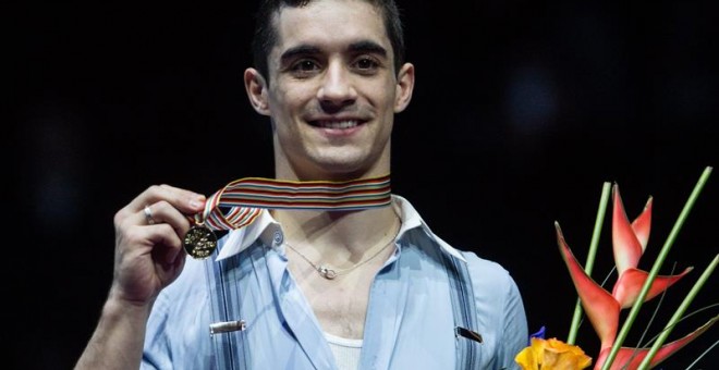 El español Javier Fernández posa con su medalla tras quedar en primer lugar en el Campeonato Europeo de Patinaje Artístico. - EFE
