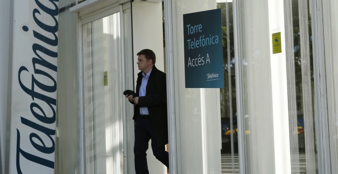 Un hombre sale del edificio de Telefónica en Barcelona. REUTERS