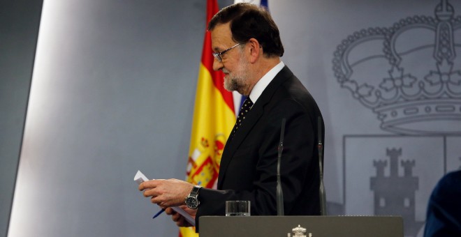 El presidente del Gobierno español en funciones, Mariano Rajoy, tras una rueda de prensa en el Palacio de la Moncloa. EFE/Ballesteros