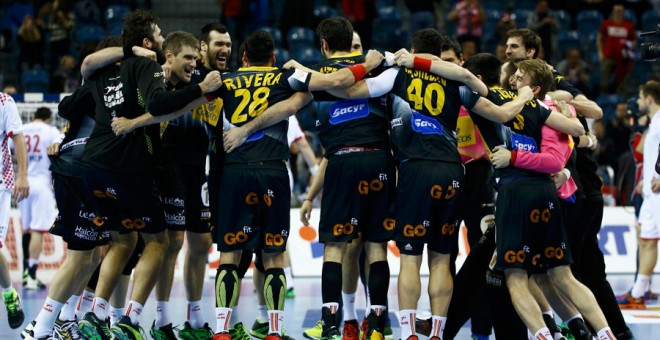 Los jugadores de la selección española de balonmano celebran su pase a la final. REUTERS/Kacper Pempel