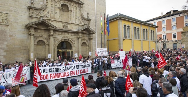 Un millar de personas se han manifestado por las calles de Logroño para reclamar que no se cierre la planta que la tabaquera Altadis tiene en Agoncillo (La Rioja), llegando hasta el Parlamento autómico, antigua sede que la empresa tenía hace unas décadas
