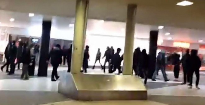 Un grupo de 'ultras' encapuchados irrumpe en la Estación Central de Estocolmo para agredir a inmigrantes y refugiados.-